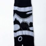 جوارب على شكل سمكة لون أسود