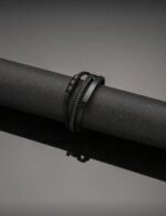 ⁦سوار شبابي أنيق من الجلد والمعدن⁩ - الصورة ⁦3⁩