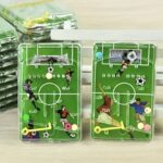 لعبة متاهة كرة قدم على شكل ملعب