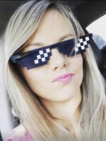 نظارة بتصميم بيكسيل