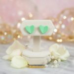 حلق للبنوتات على شكل قلب أخضر