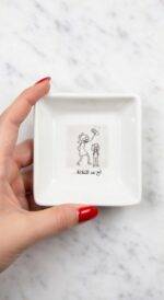 ⁦صحن صغير مكتوب عليه لح عد للثلاثة⁩ - الصورة ⁦2⁩