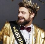 ⁦تاج معدن للشباب مع وشاح لون ذهبي⁩ - الصورة ⁦2⁩